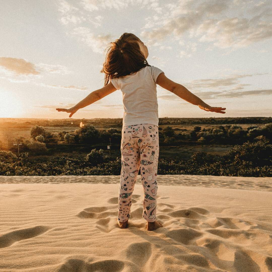 Enfant sur la plage - Les Alizées - Alizée Pegorier - Accompagnements et ateliers pour une parentalité consciente - Cully, Lausanne