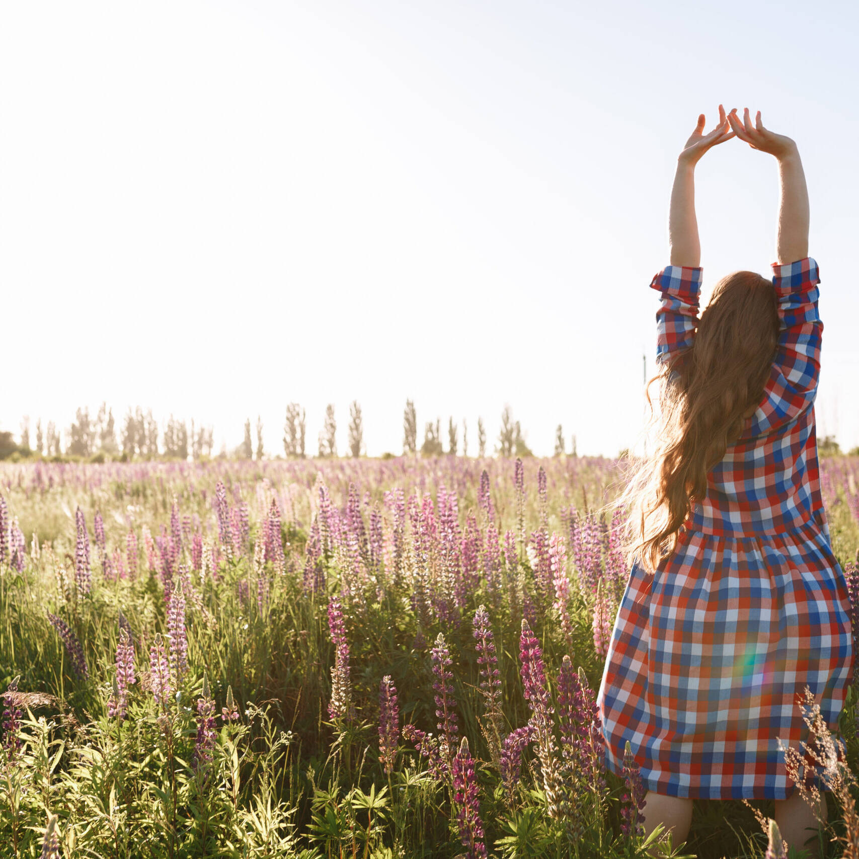 Femme alignée qui s'étire dans la nature - Les Alizées - Alizée Pegorier - Accompagnements et ateliers pour une parentalité consciente - Cully, Lausanne