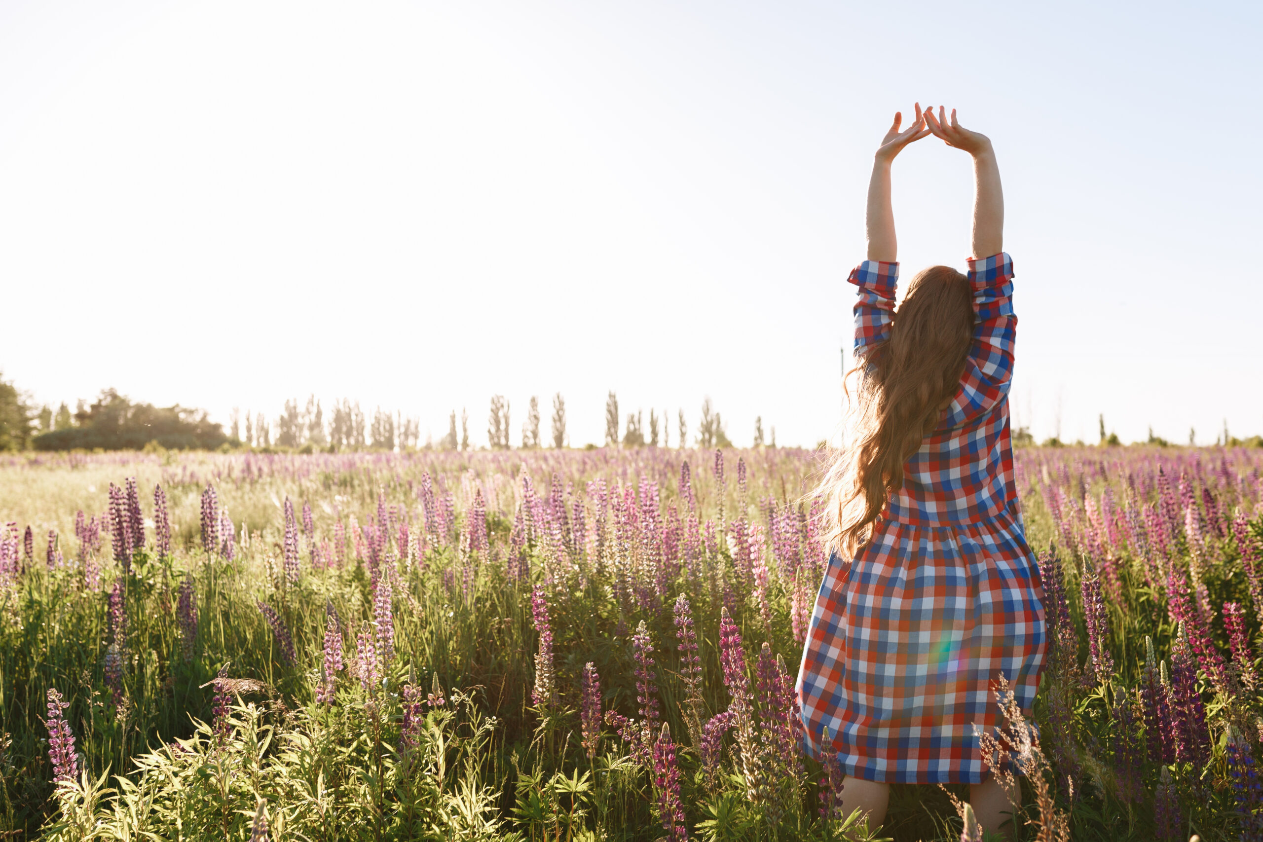 Femme alignée qui s'étire dans la nature - Les Alizées - Alizée Pegorier - Accompagnements et ateliers pour une parentalité consciente - Cully, Lausanne